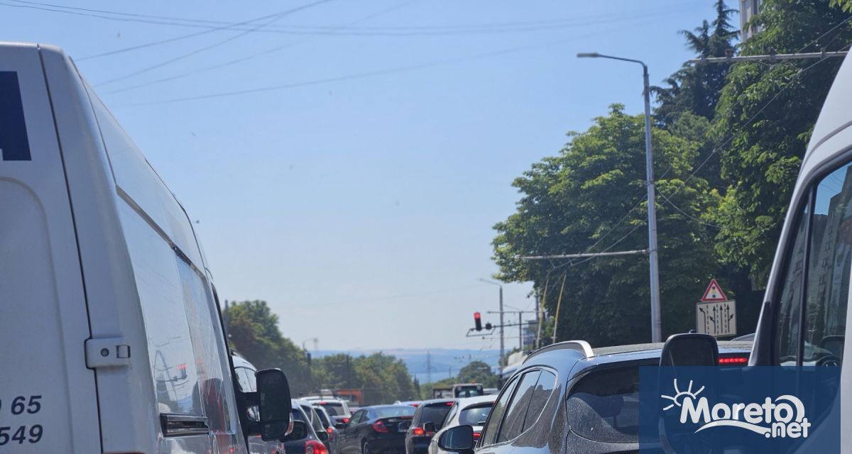 Ремонт на пътната настилка по бул Хр Ботев предизвика сериозно