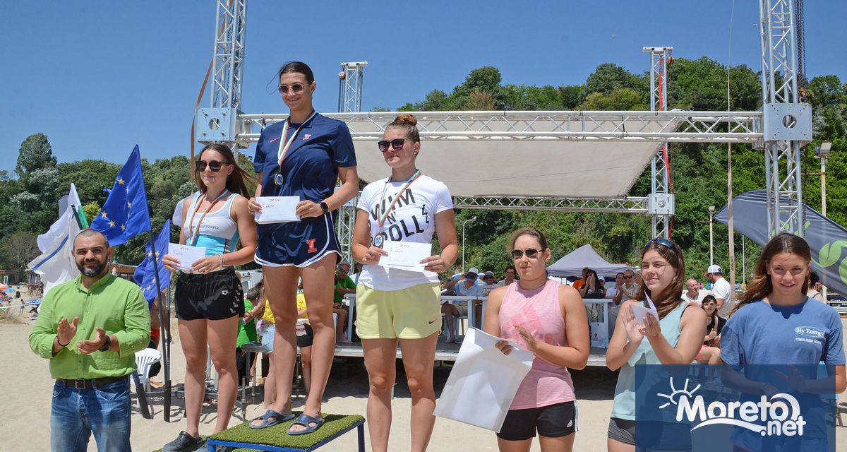 18 годишният Дарен Кирилов от плувен клуб Доростол Силистра и 21 годишната