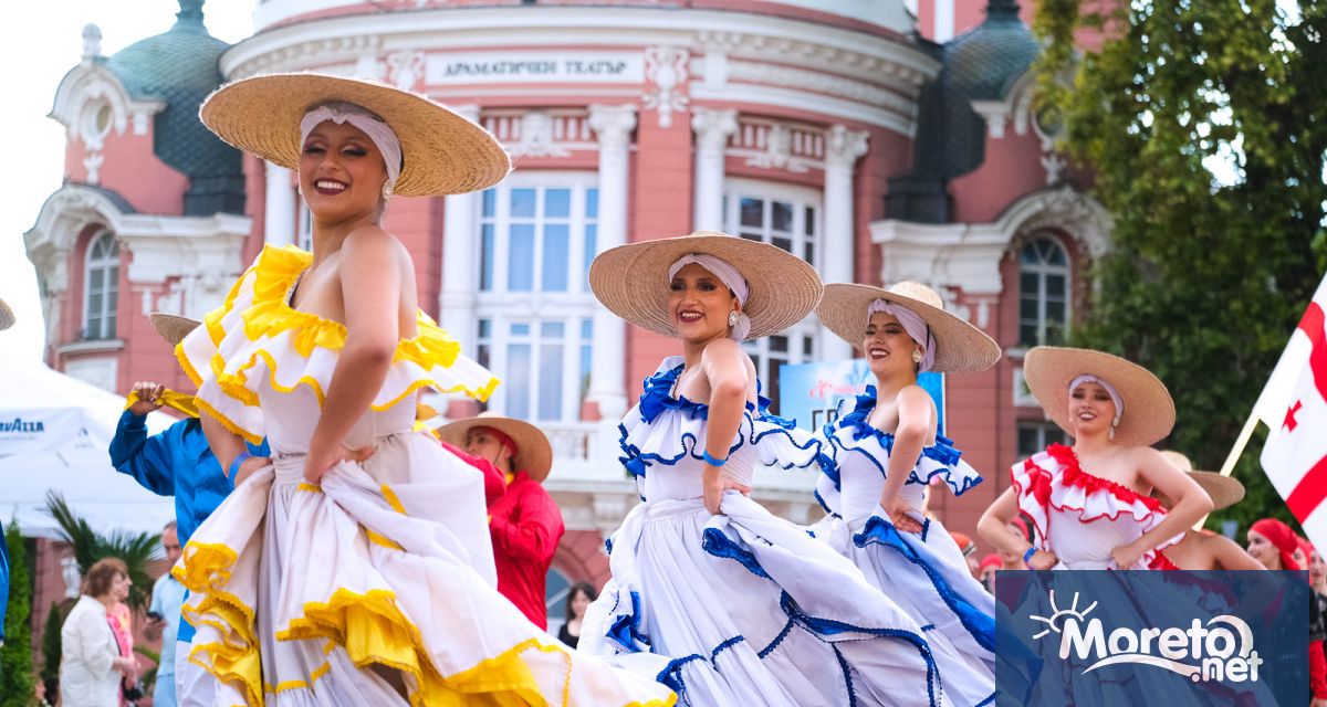 С колоритно шествие преминаващо през централната част на Варна започна