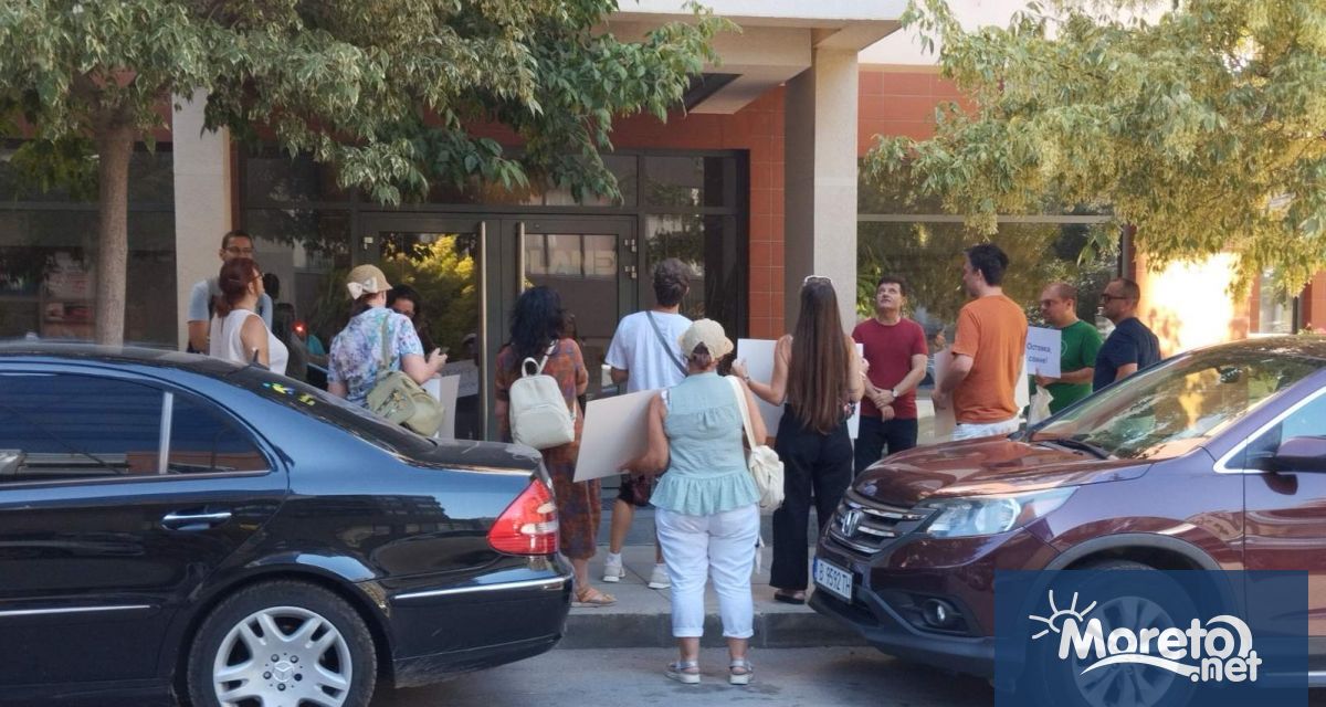 Десетина души се събраха на протест с искане за оставката