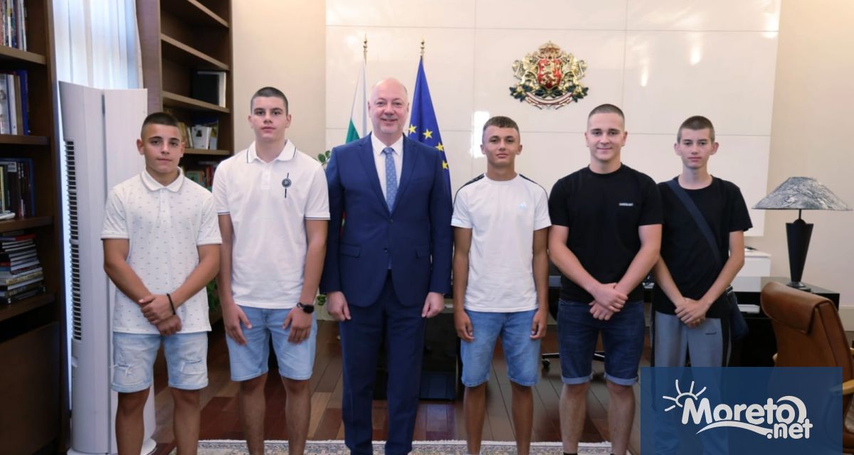 Петимата младежи които оказаха помощ при погасяването на пожарите в