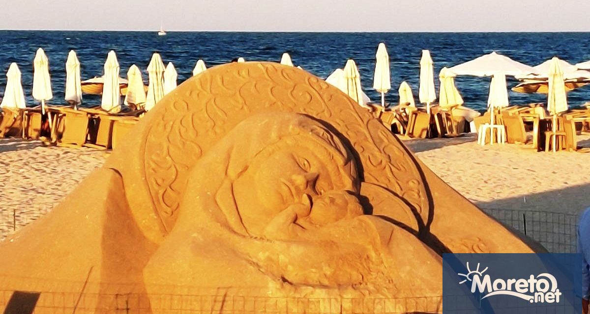 Пясъчната фигура на Света Богородица макар и все още в