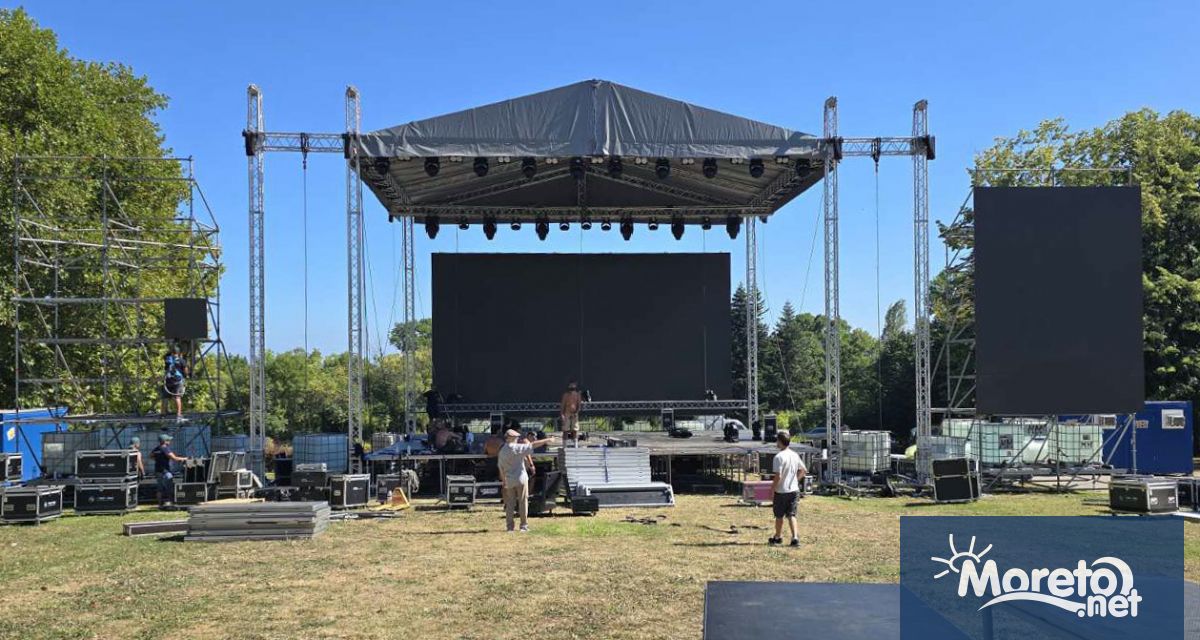 Сцената на която ще се проведе големият празничен концерт за