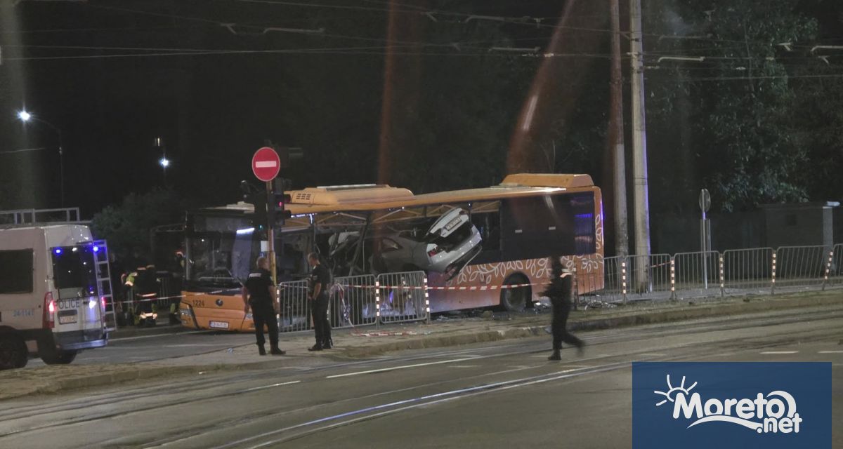 Трима души са с опасност за живота след тежка катастрофа