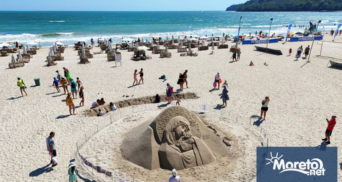 Пясъчна фигура на Света Богородица посреща посетителите на плажа в