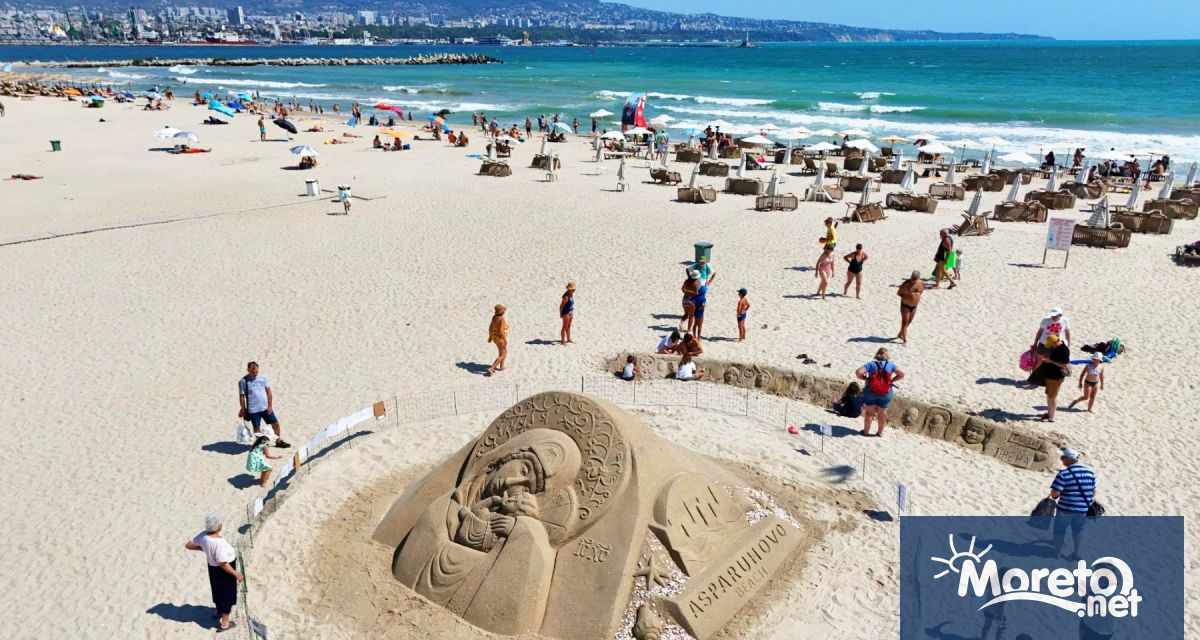 Пясъчна фигура на Света Богородица посреща посетителите на плажа в