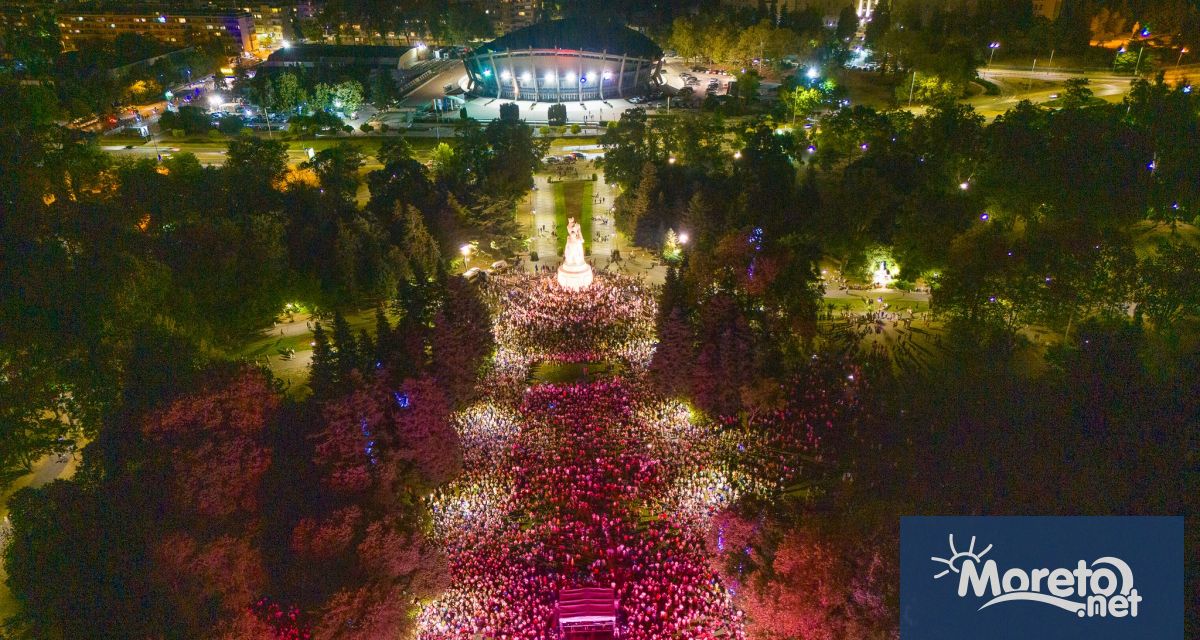 Хиляди варненци и гости на града изпълниха улиците и плажовете