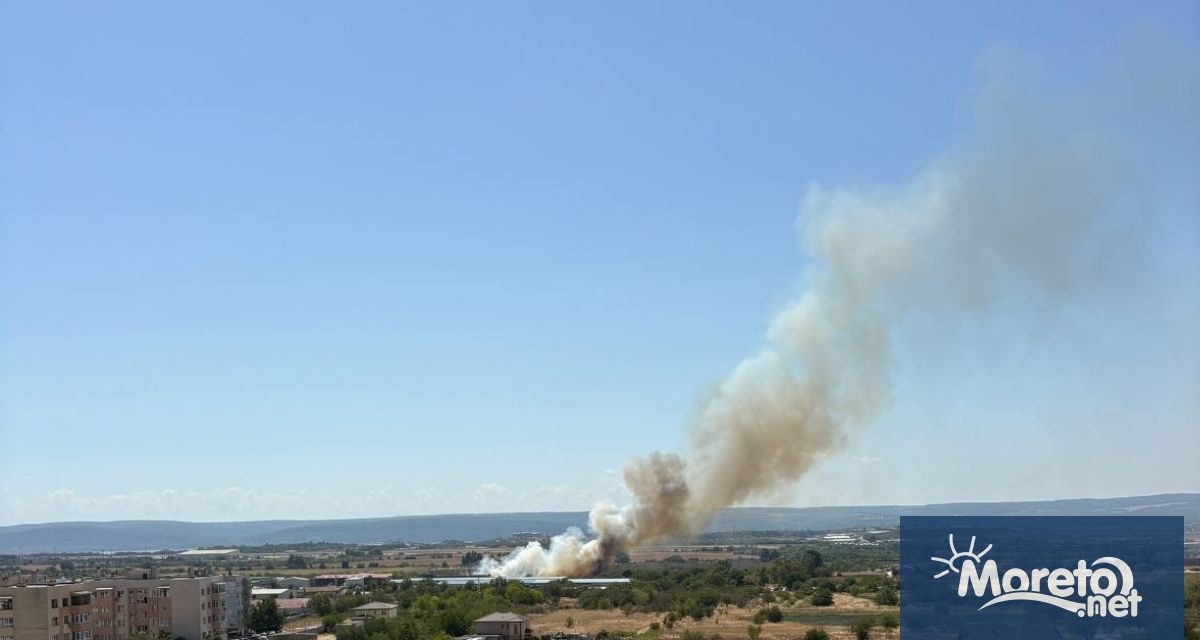 Пожар гори край Аксаково в близост до магистрала Хемус Горят