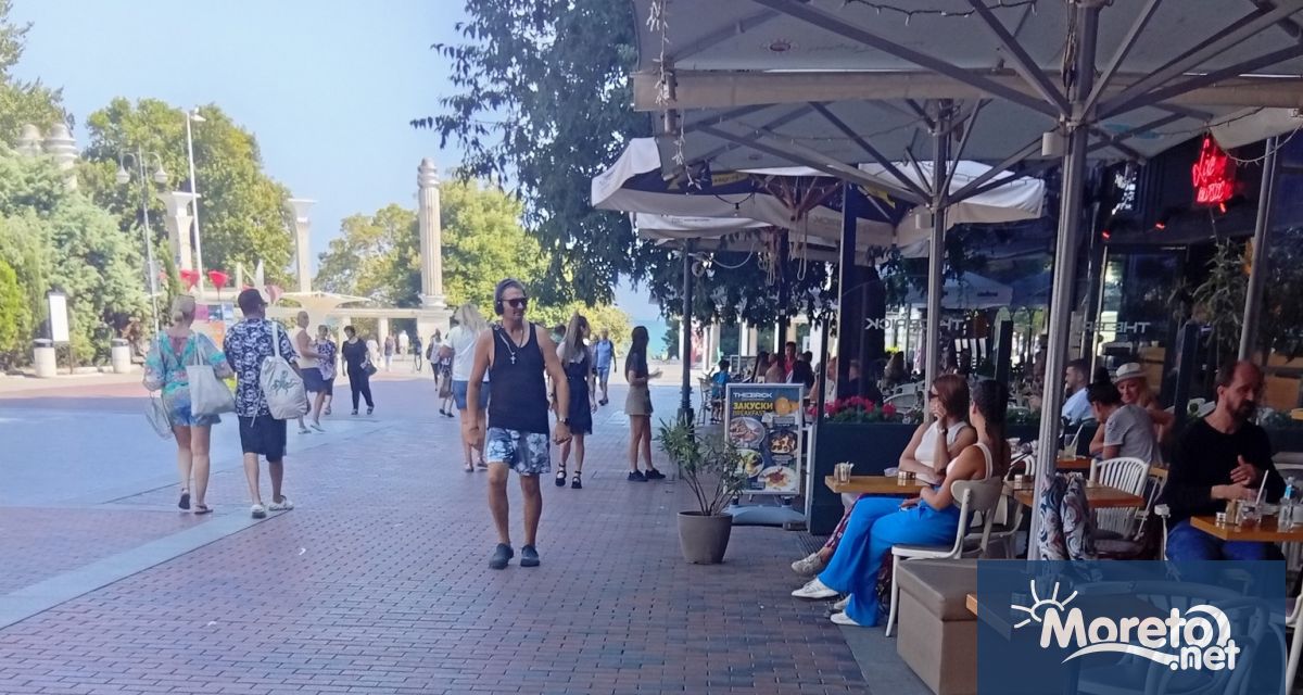 Масите и столовете пред заведенията по пешеходната част на бул