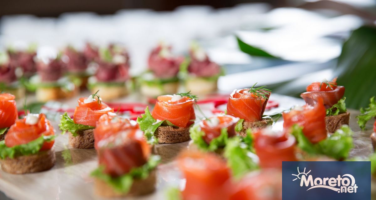 Десетки хора от различни възрасти присъствали на сватба в Сливенско