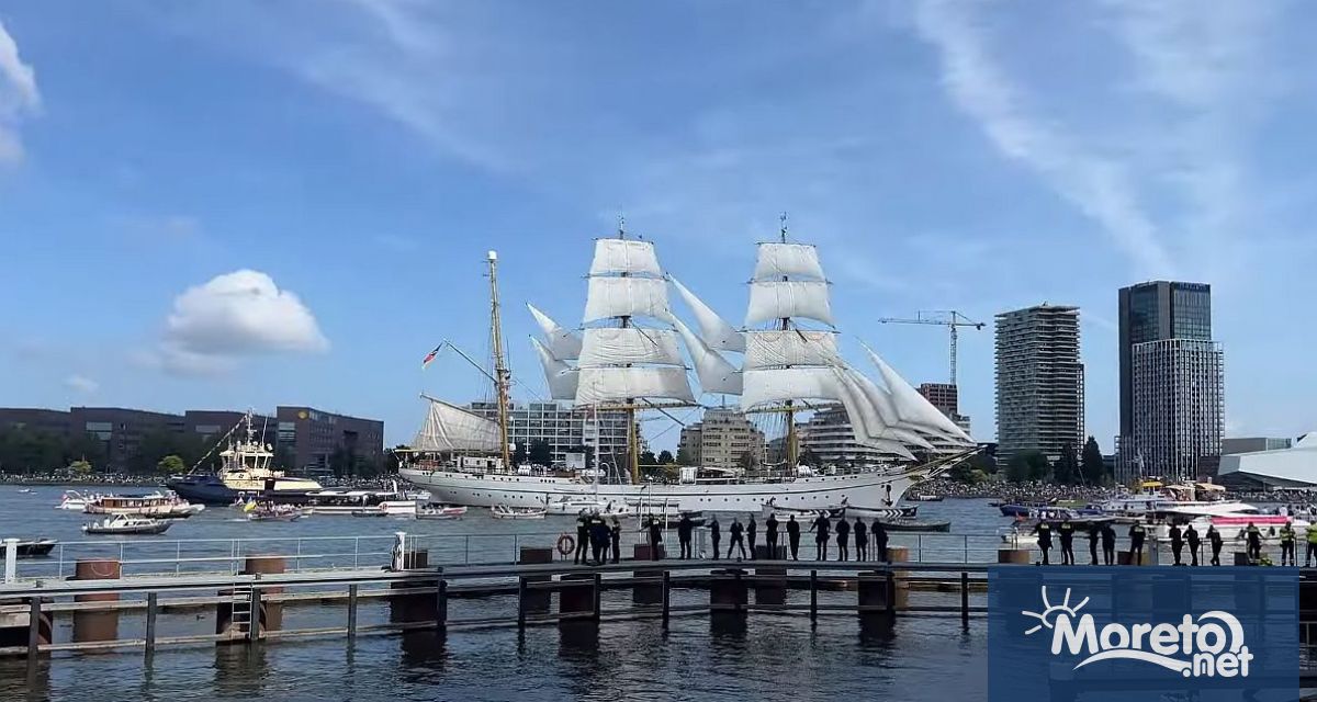 Амстердам посрещна стотици исторически ветроходи които акостираха в пристанището на