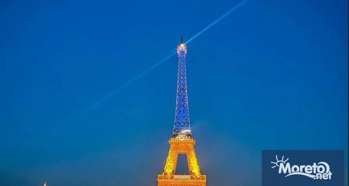 Айфеловата кула в Париж беше осветена в синьо и жълто