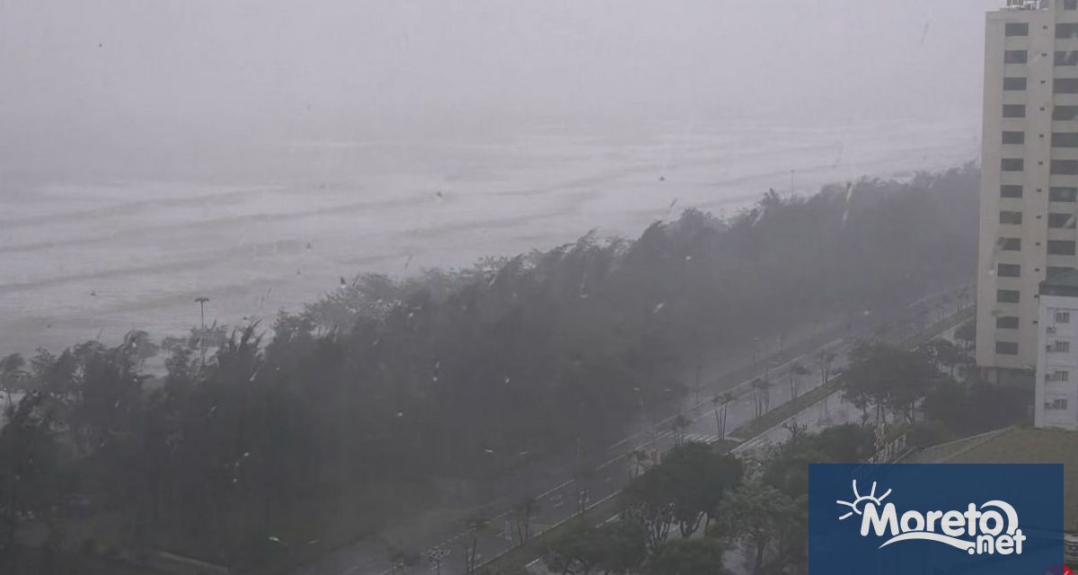 Виетнам затвори училища летища и евакуира десетки хиляди хора в