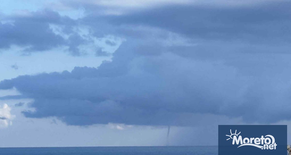 Водно торнадо e заснето тази сутрин над Черно море край