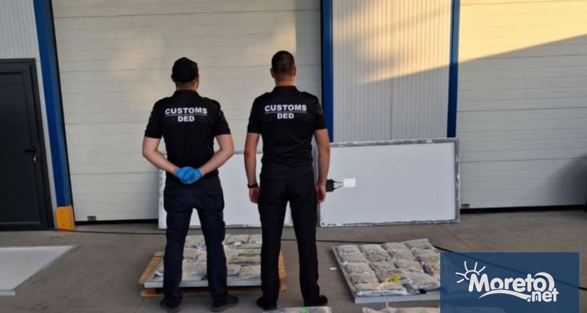 Митнически служители от отдел Борба с наркотрафика към ТД Митница