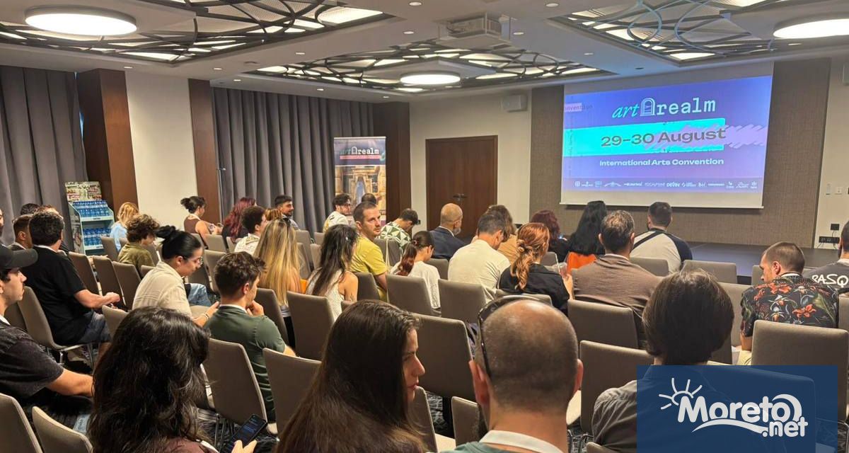 С впечатляващо светлинно шоу на артистичната формация Палячи във Варна