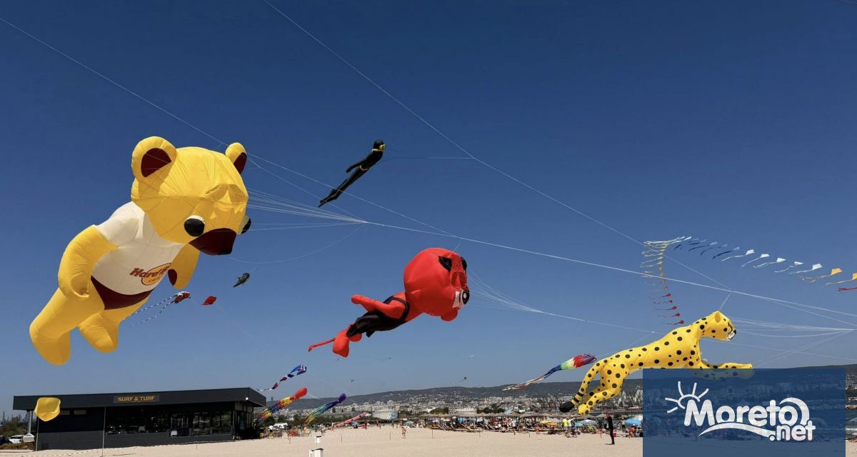 За пореден път небето над плажа в кв Аспарухово се изпълни