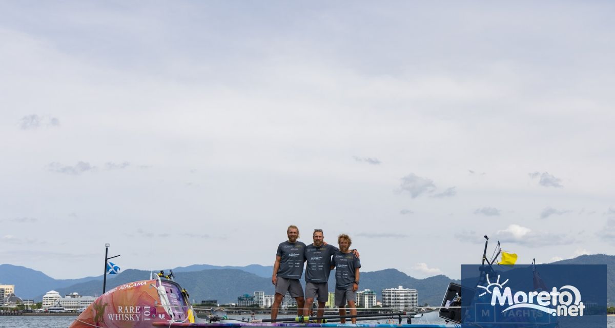 Тримата братя Джейми Юън и Лаклан Маклийн от Единбург завършиха