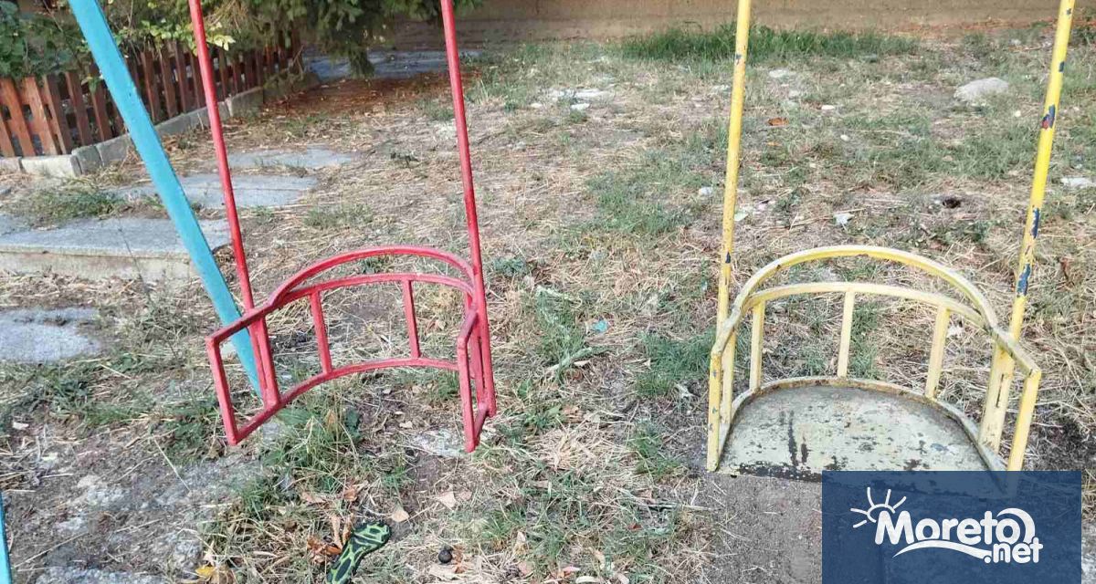 Стари и опасни детски площадки от миналия век във Варна