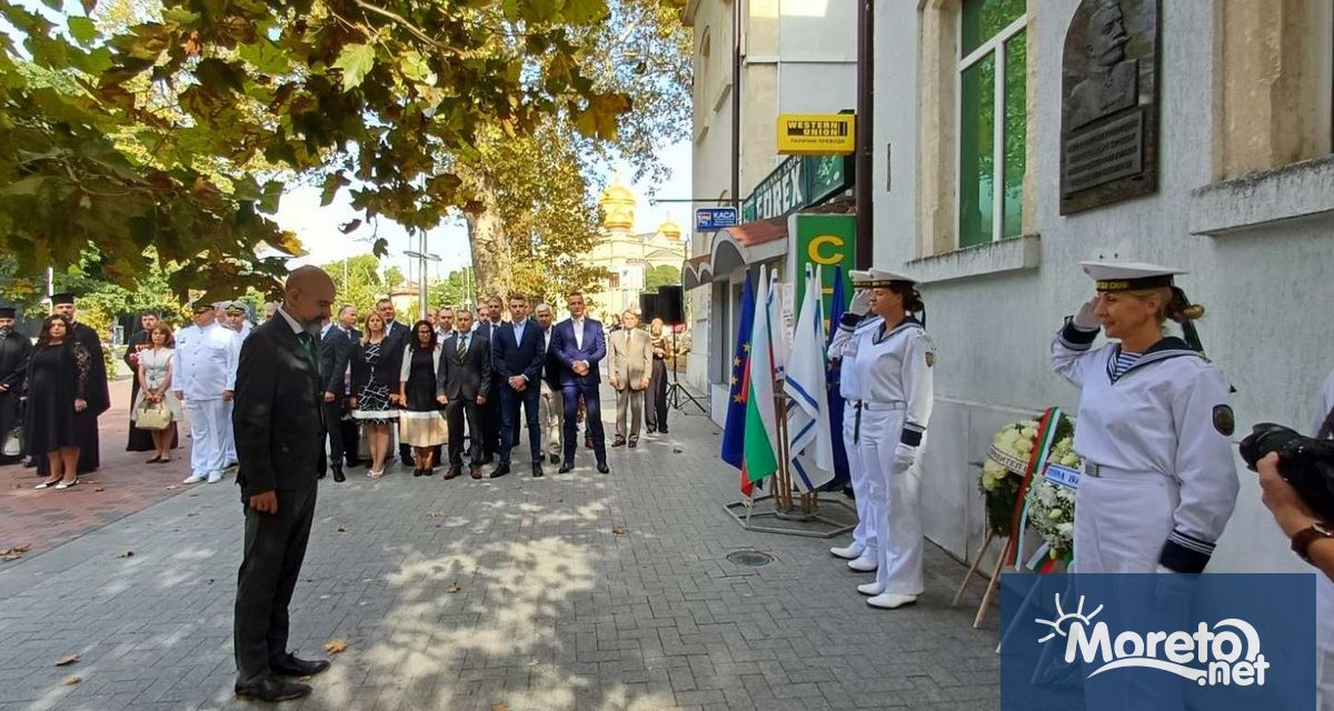 С тържествен военен ритуал и поднасяне на венци и цветя