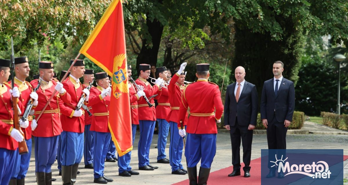 С официалната церемония с военни почести беше посрещнат министър председателят Росен
