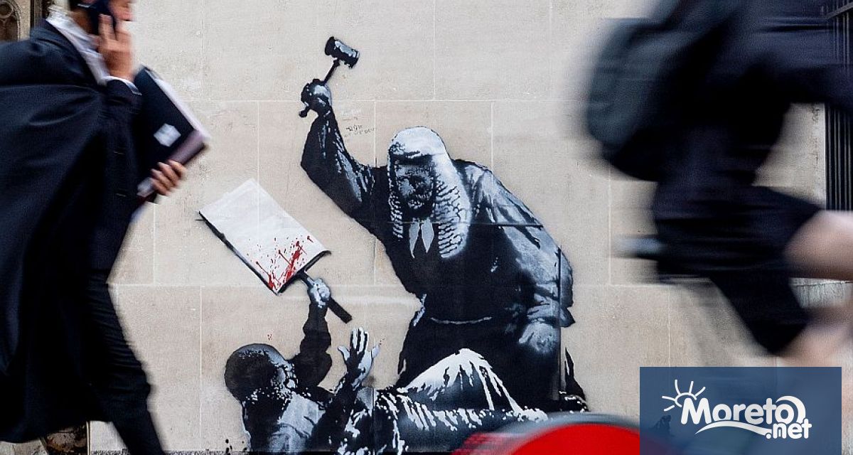 Стенопис на Банкси изобразяващ съдия удрящ с чук протестиращ беше