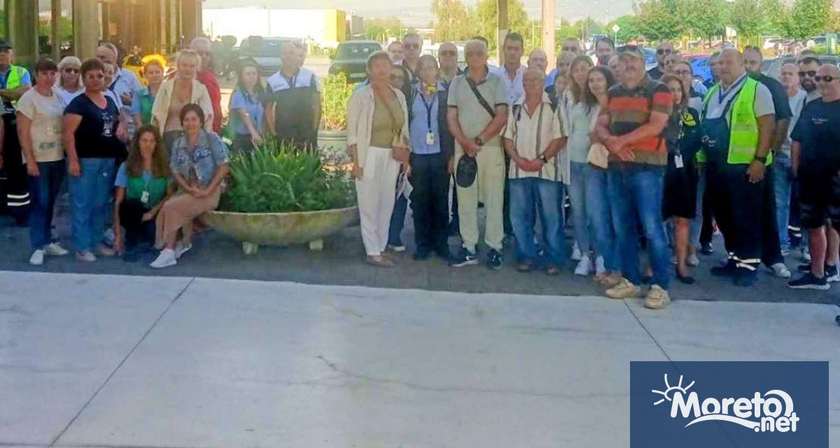 Работници на летищата във Варна и Бургас които са членове