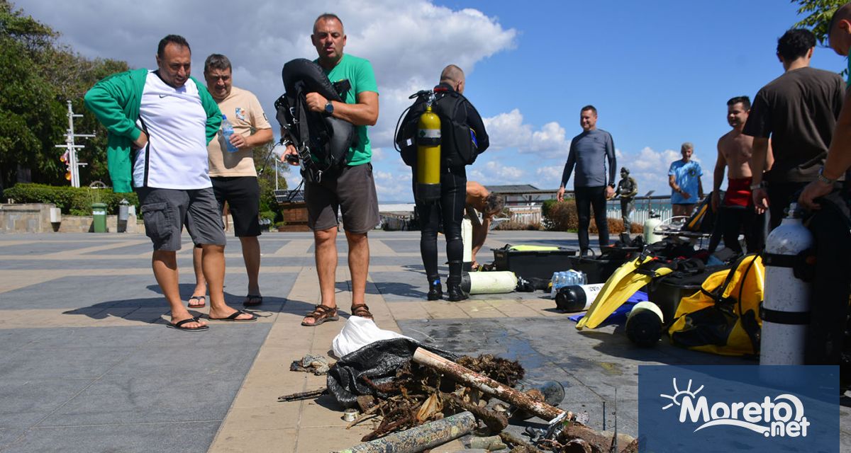 Водолази от цялата страна се включиха в почистването на морското
