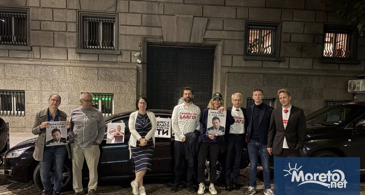 Депутати от Продължаваме промяната блокираха с лични автомобили входовете към