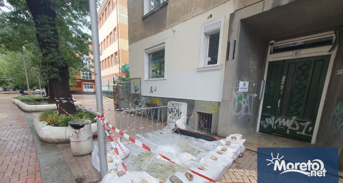 Огромна дупка зейна пред жилищен вход на ул. Михаил Колони“