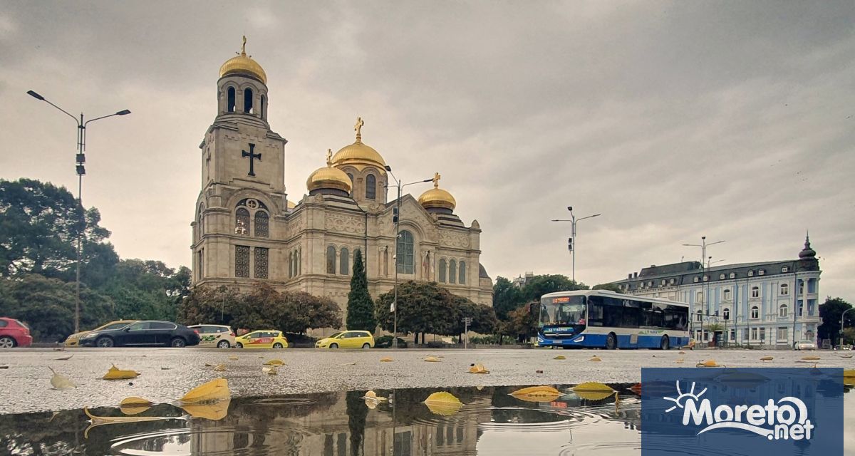 През следващото денонощие времето в страната ще остане облачно с