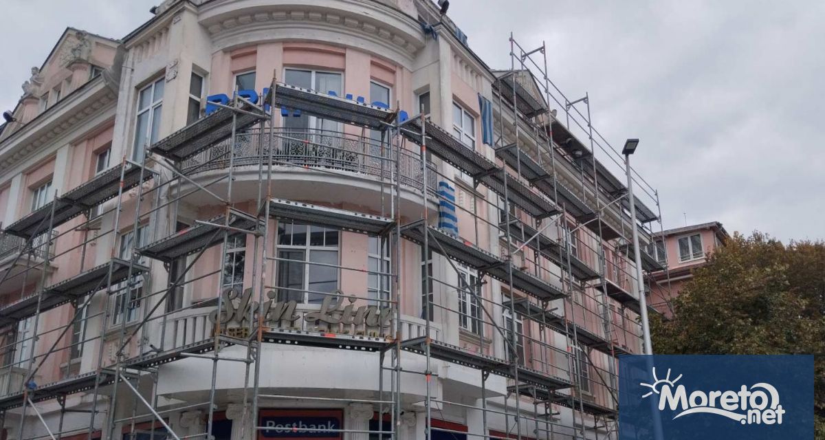 Огромно скеле опасващо емблематичната сграда на бул Княз Борис I