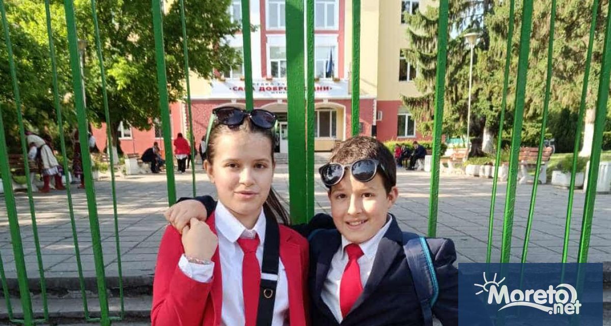 Дванадесетгодишната Божидара и брат ѝ Стилиян ученици в шести клас