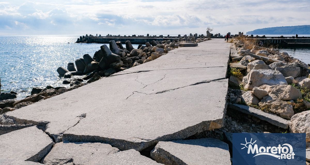 Буните и дамбата във Варна са съоръжения проектирани да пазят
