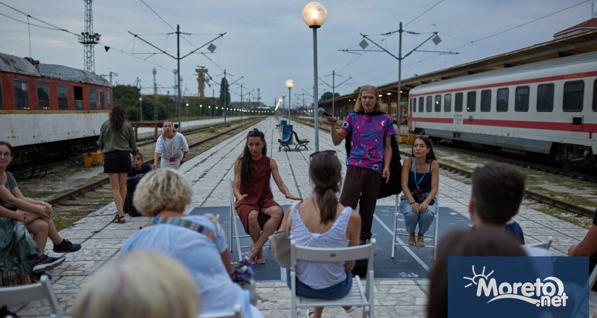 В събота 25 октомври варненската ЖП гара ще се превърне