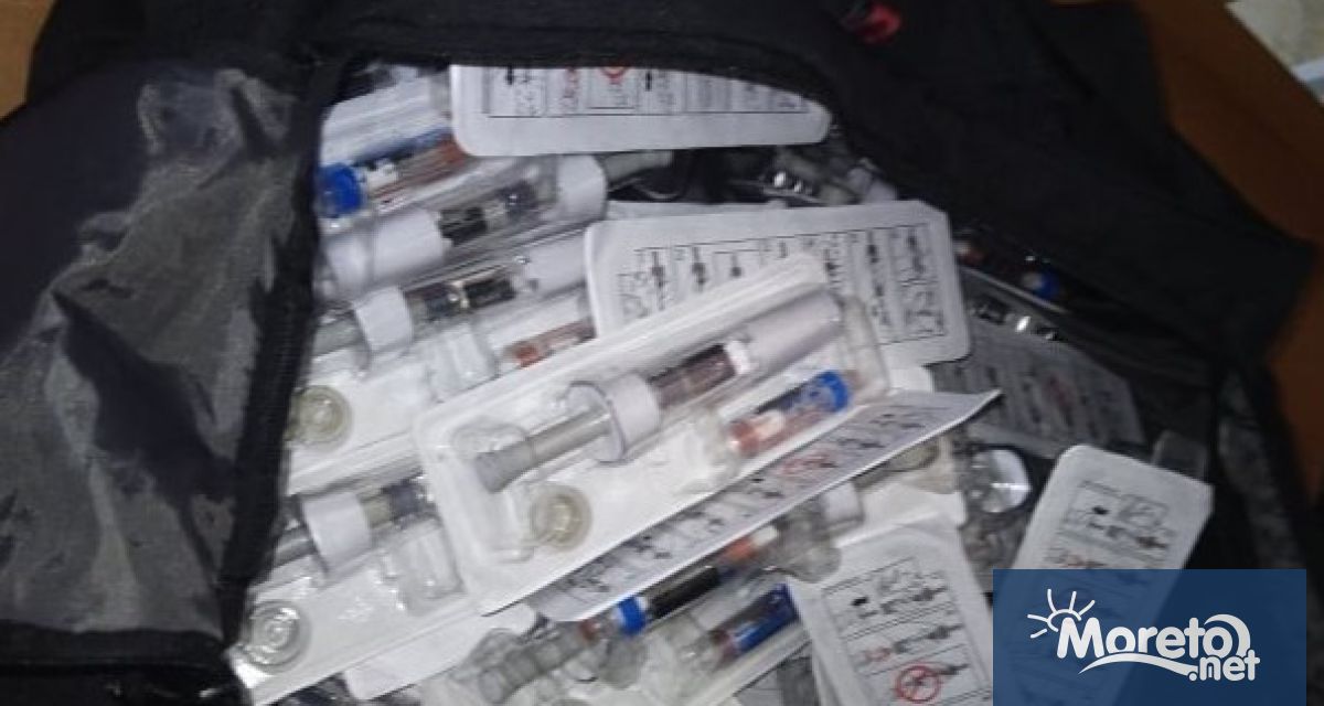 Митнически служители от Митническо бюро Българския разменно сортировъчен център БРСЦ в