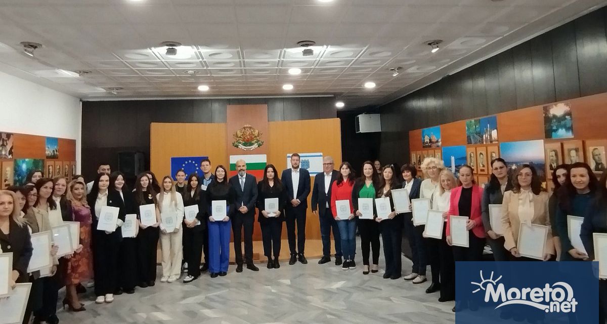 Удостоиха 17 изявени преподаватели във варненски училища и детски градини