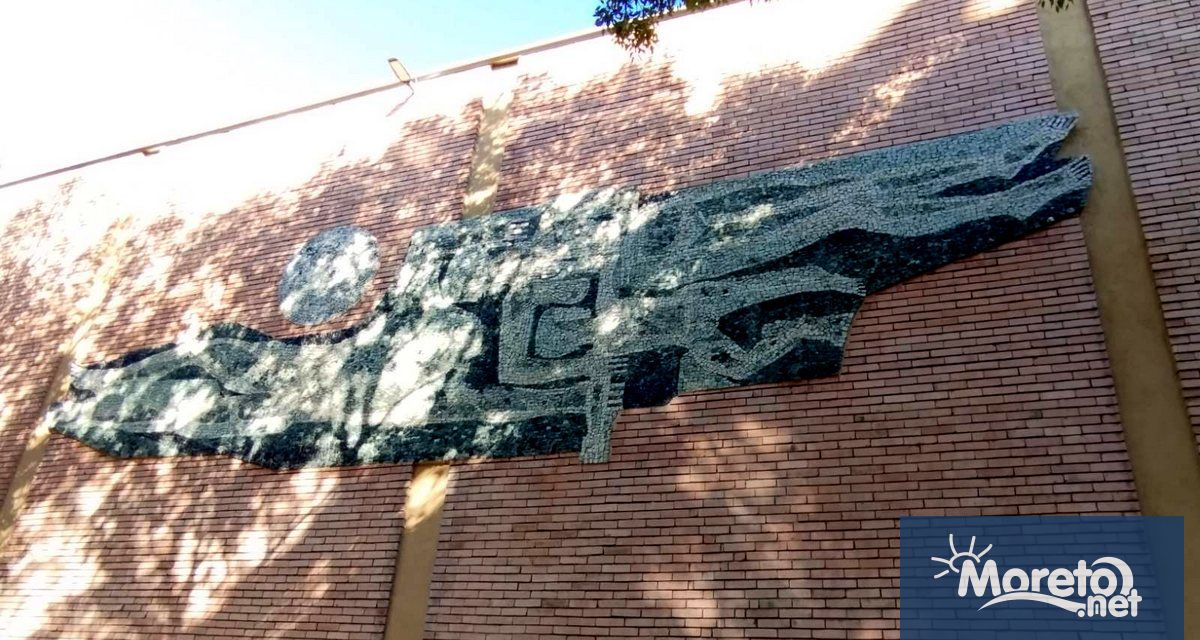 Преместената от старата автогара мозайка Хората и морето вече краси