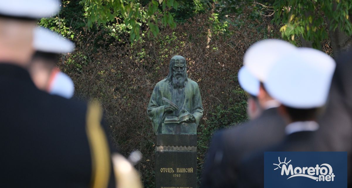 С полагане на венци и цветя пред паметника на отец