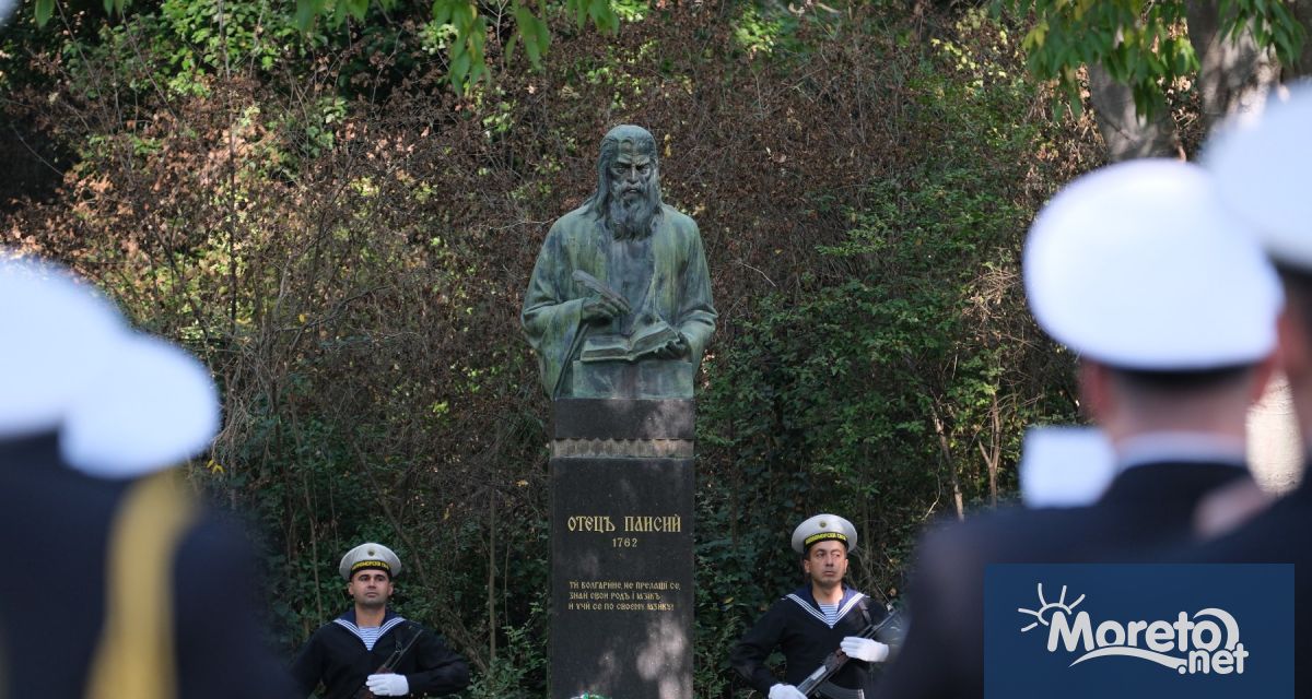 С полагане на венци и цветя пред паметника на отец