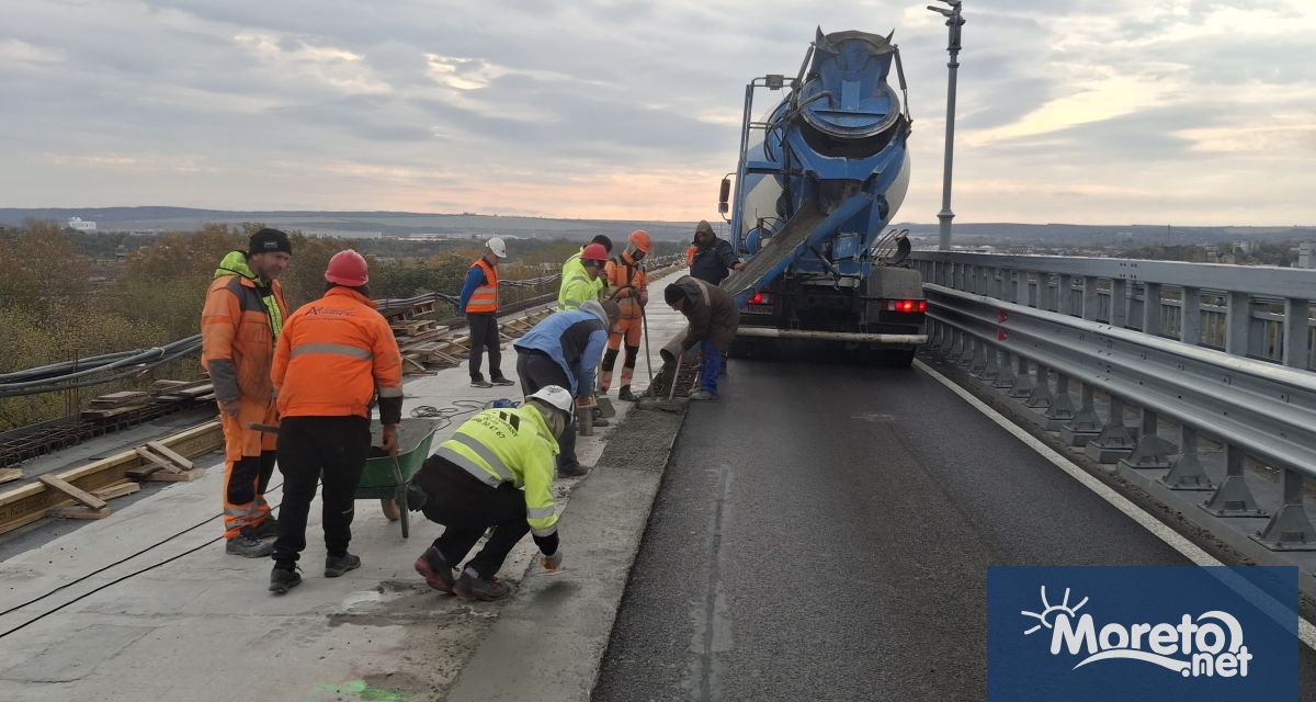 Около 50 куб м бетон са излети за свързване на