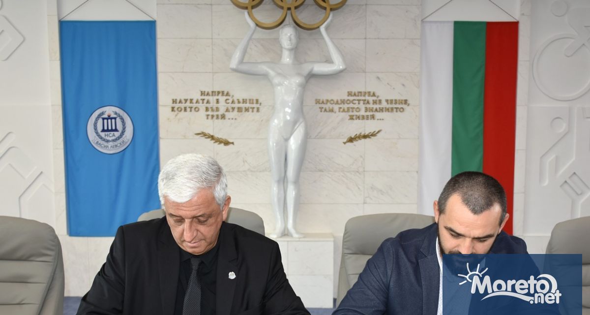 Заместник кметът с ресор спорт Илия Коев и ректорът на Националната
