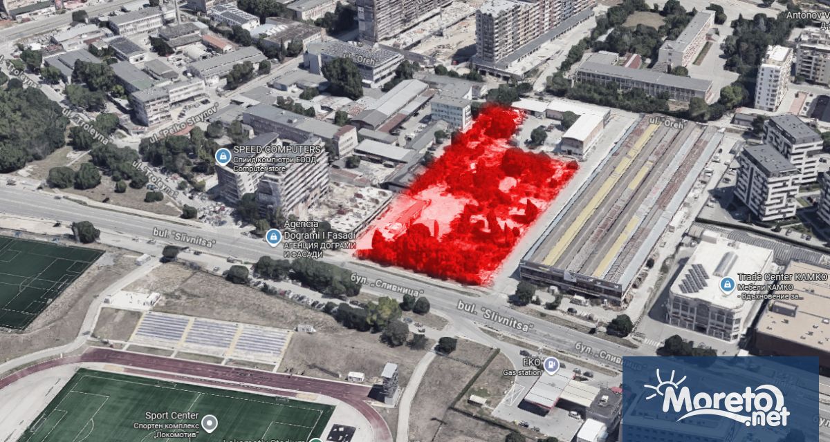 Пустеещият от години и обрасъл с растителност имот до бившия