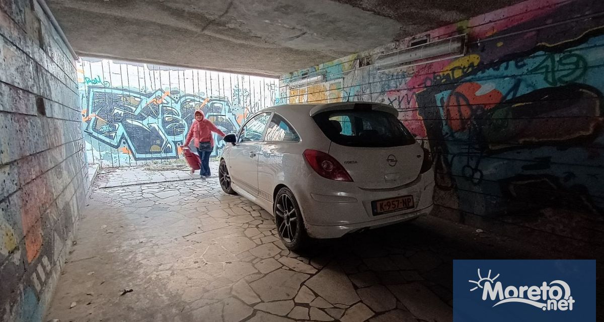 Паркиран автомобил във варненски подлез се превърна в истинска атракция