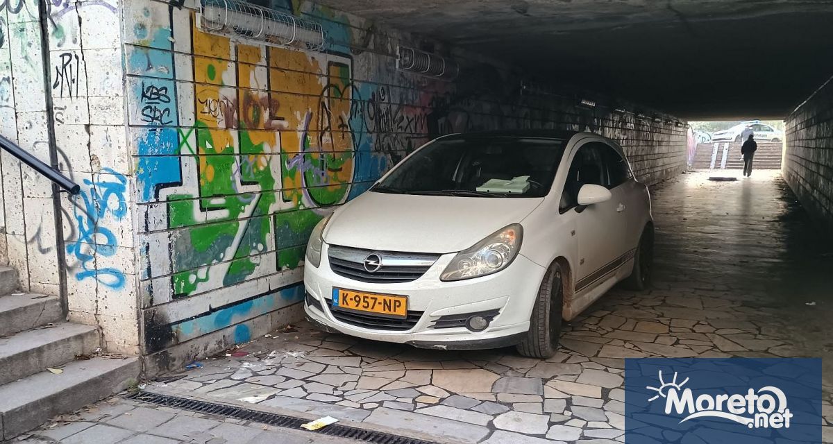 Паркиран автомобил във варненски подлез се превърна в истинска атракция