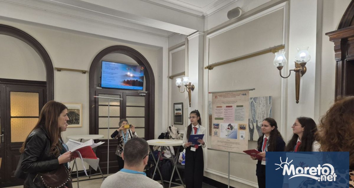 Ученици от Средно училище за хуманитарни науки и изкуства Константин