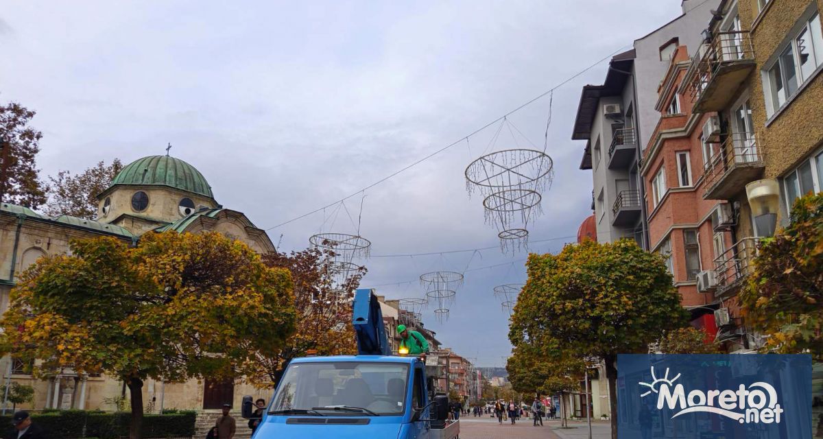 Монтажът на коледната украса в центъра на Варна вече тече