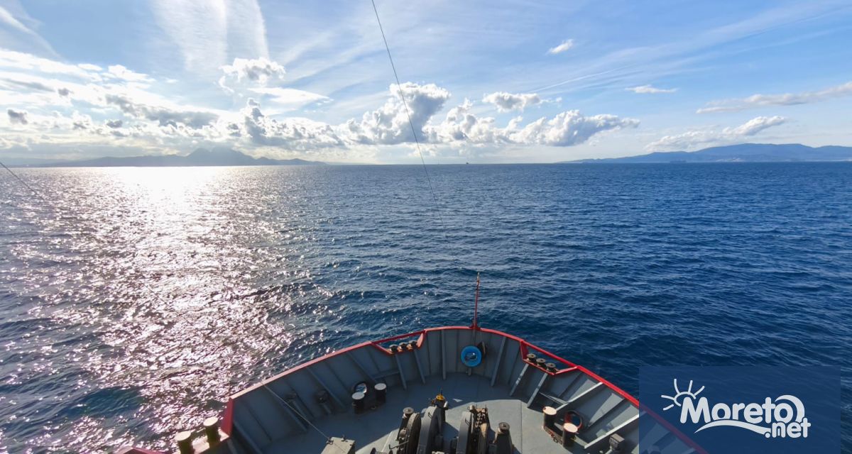 Научноизследователският кораб Св св Кирил и Методий премина през пролива