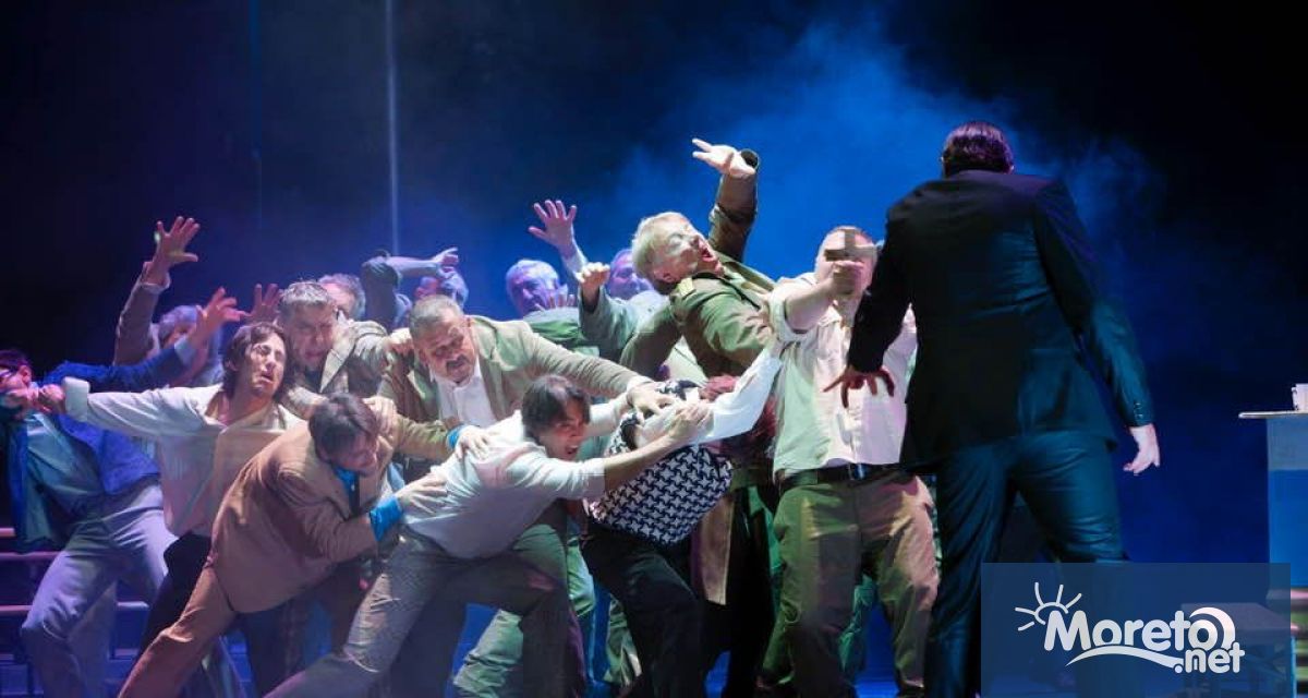 Режисьорката ВЕРА НЕМИРОВА и диригентът СВЕТОСЛАВ БОРИСОВ пред ВИОЛЕТА ТОНЧЕВА