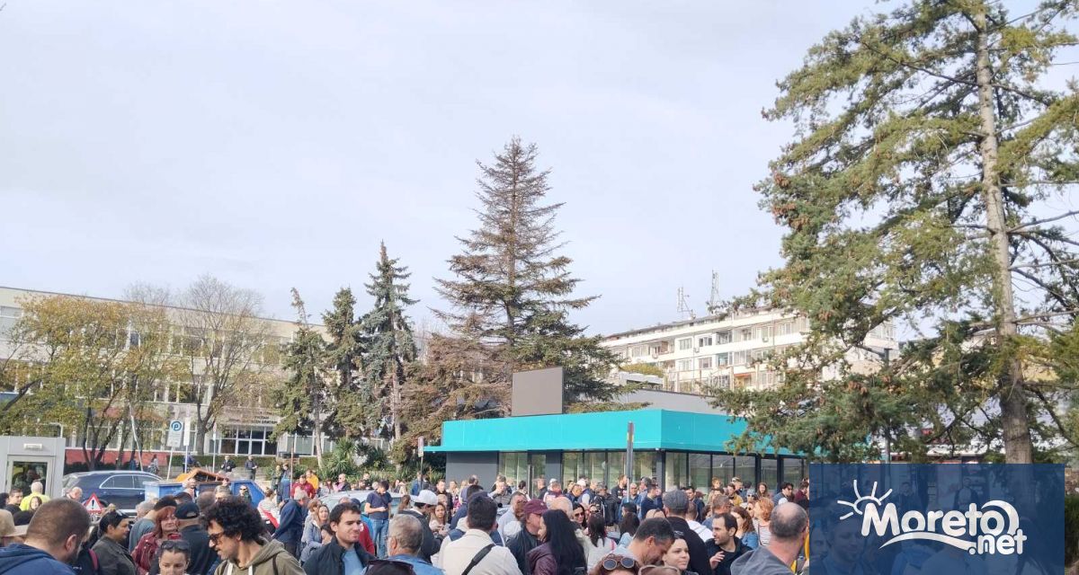 Няколкостин души се събраха на протест пред Двореца на културата